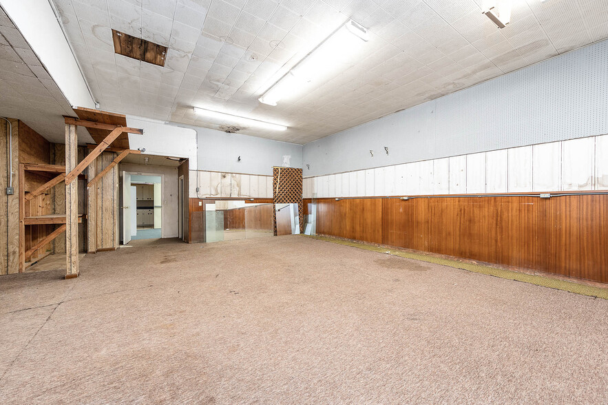 More Photos Of 101 E Monseratte St, El Campo Storefront For Sale