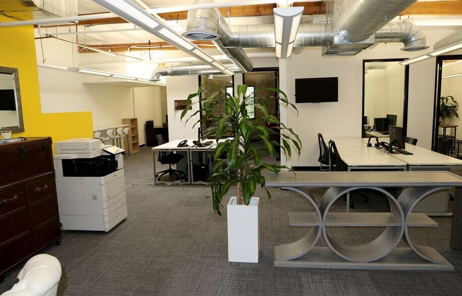 More Photos Of 3975 Landmark St, Culver City Warehouse For Lease