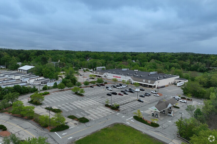 More Photos Of 97 Main St, North Reading Supermarket For Sale