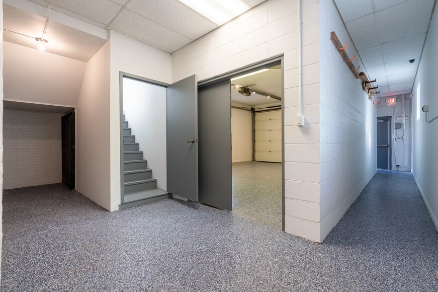 More Photos Of 6135 N Elston Ave, Chicago Office Residential For Sale