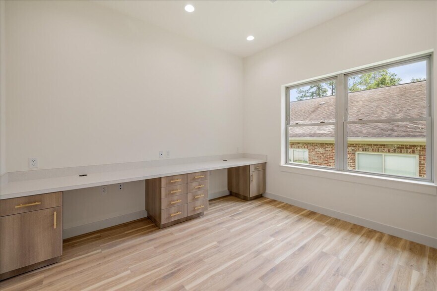 More Photos Of 2458 Mahan Dr, Tallahassee Medical For Lease