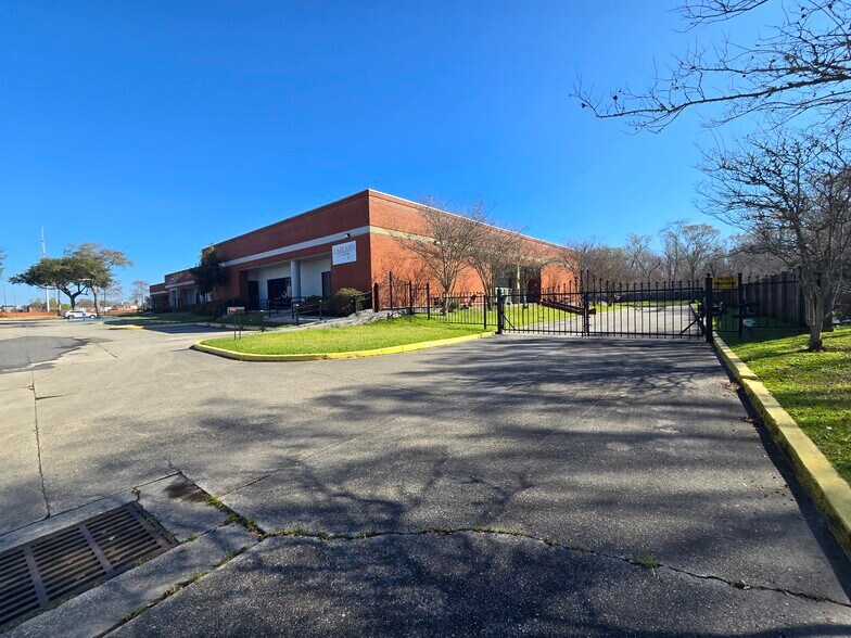 More Photos Of 4949 Bullard Ave, New Orleans Light Distribution For Sale