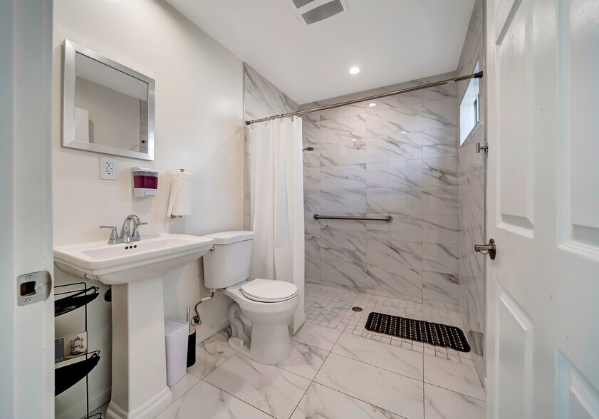 More Photos Of 6856 Hesperia Ave, Reseda Assisted Living For Sale
