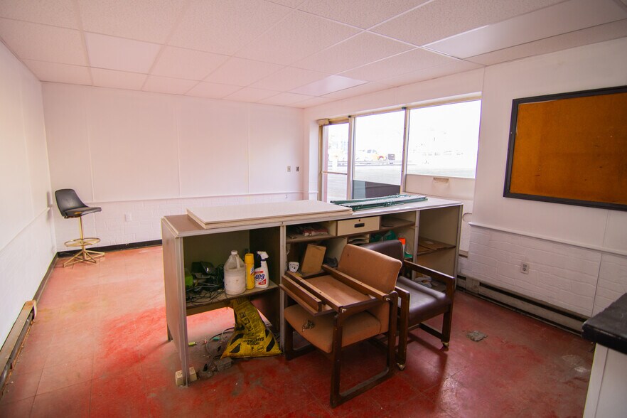 More Photos Of 1439 Sunset Blvd, Steubenville Flex For Sale