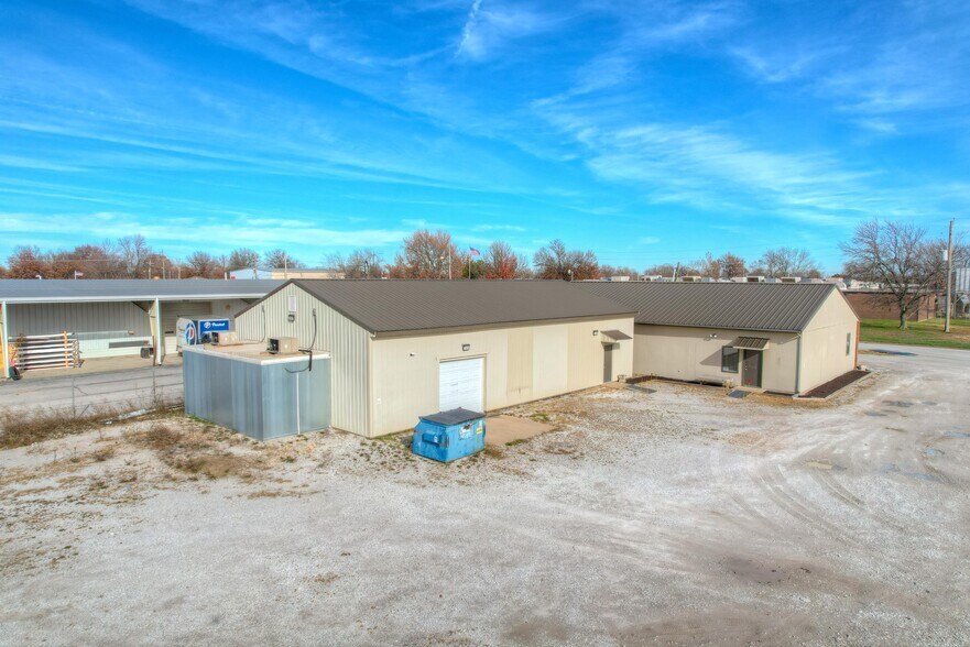 More Photos Of 2307 Missouri Ave, Carthage Light Distribution For Sale