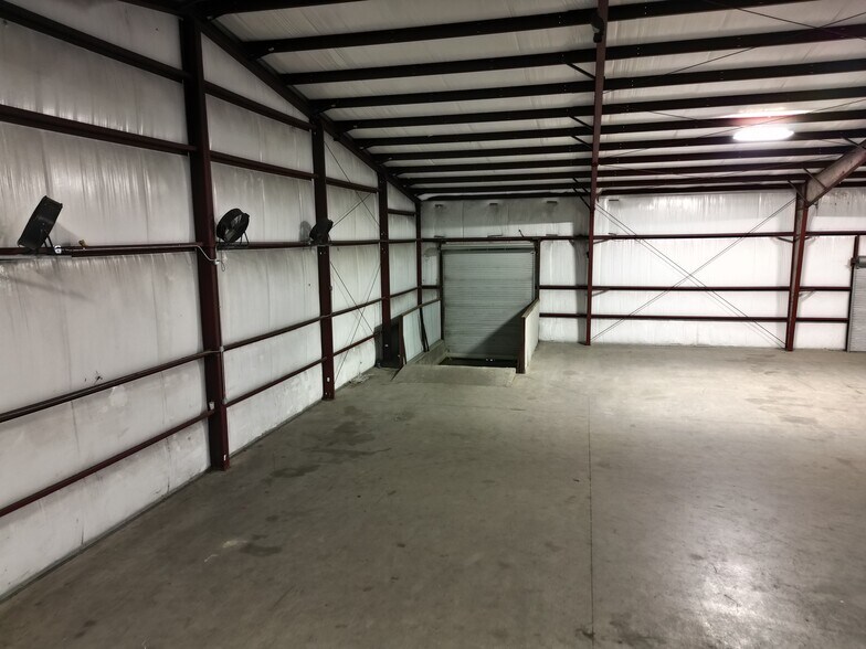 More Photos Of 1001 Dumont St, South Houston Distribution For Lease