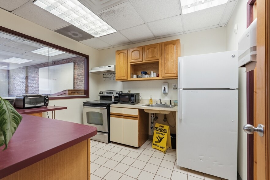 More Photos Of 287-289 High St, Holyoke Storefront For Lease