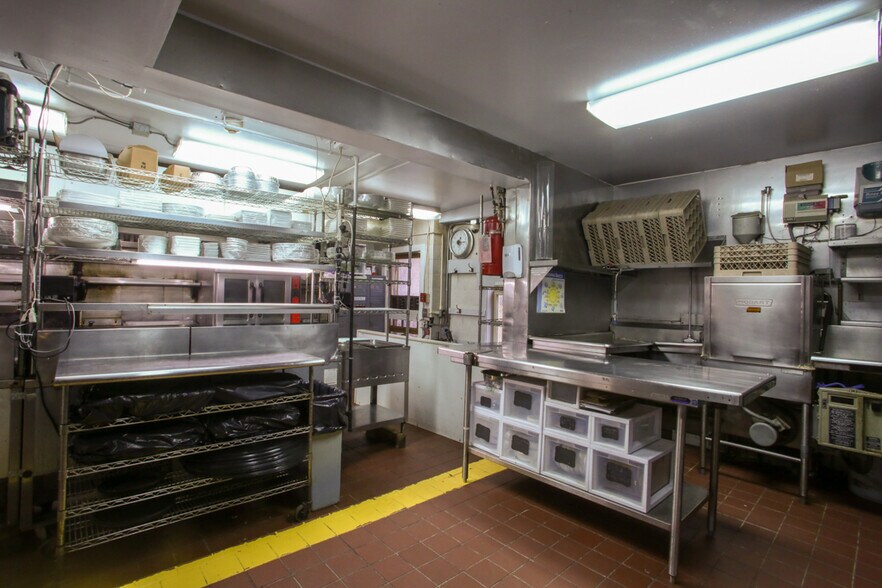 More Photos Of 15 Franklin St, Lenox Restaurant For Lease