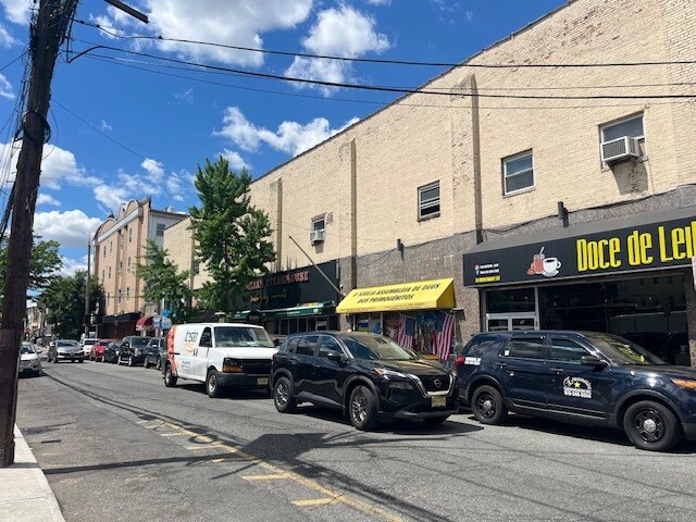 More Photos Of 31-43 Merchant St, Newark Storefront For Lease