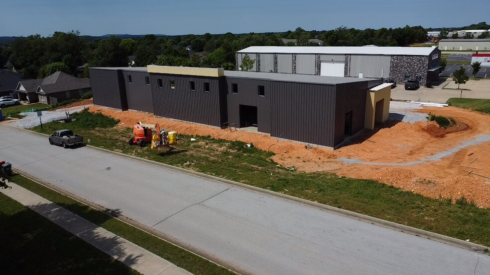 More Photos Of 2919 E Robinson Ave, Springdale Industrial For Lease