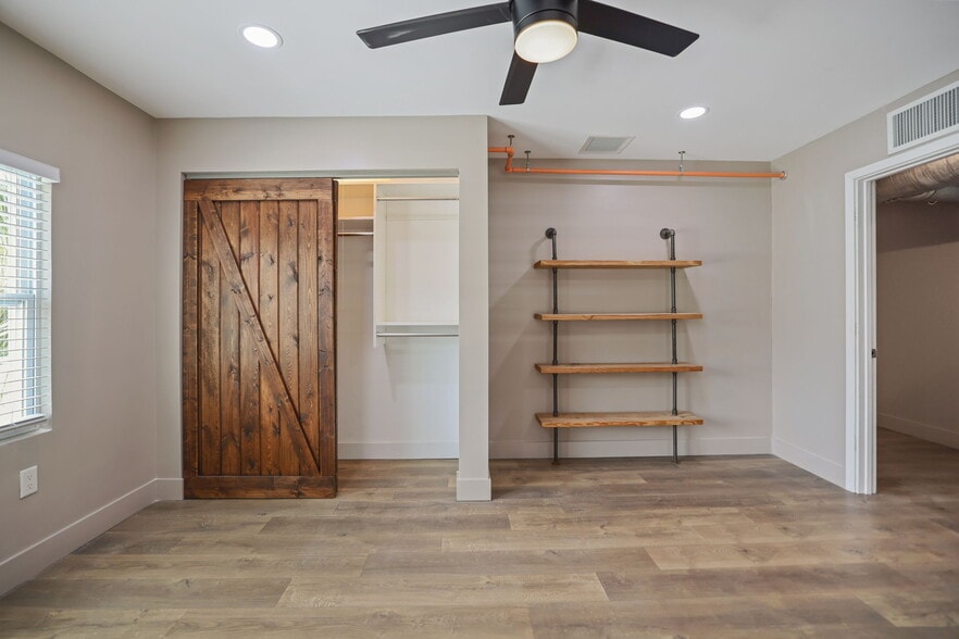 More Photos Of 10830 Navajo Dr, Saint Petersburg Showroom For Sale