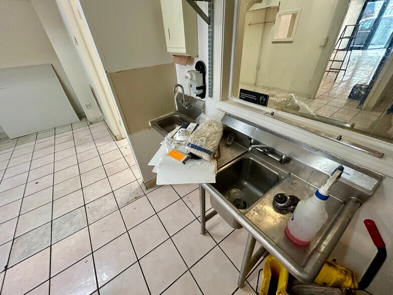 More Photos Of 2316-2318 N Clark St, Chicago Storefront Retail Residential For Lease