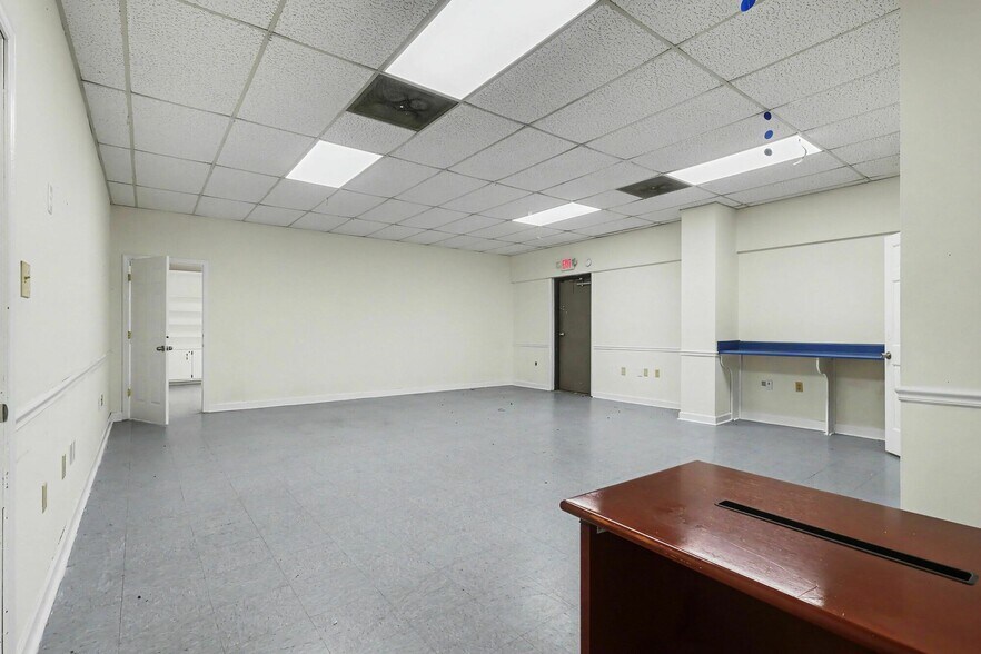 More Photos Of 1445 Cleveland Ave, East Point Showroom For Sale