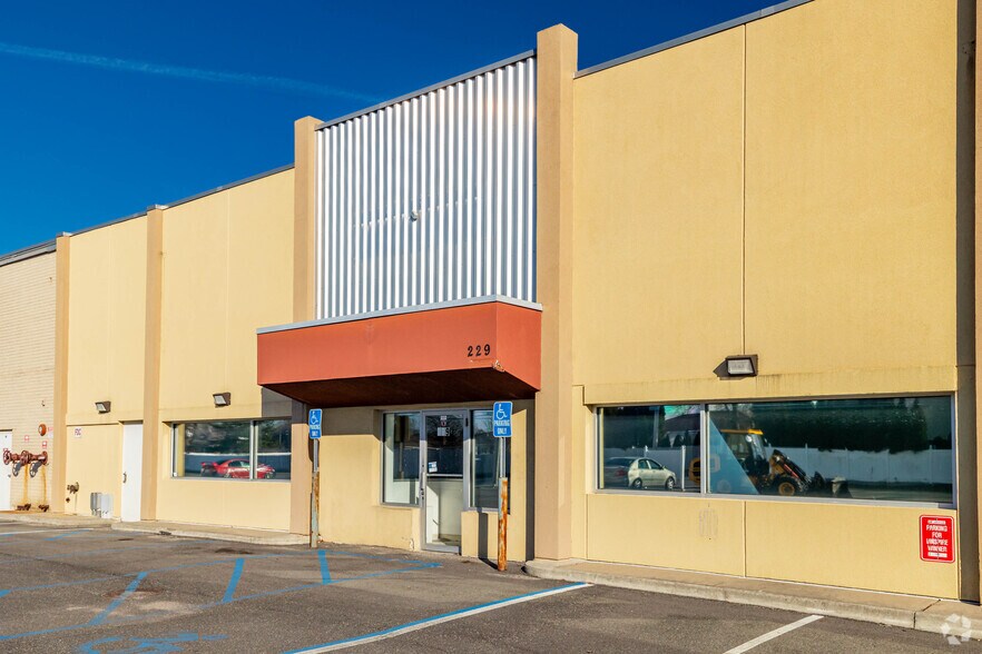More Photos Of 225-229 Robbins Ln, Syosset Warehouse For Lease