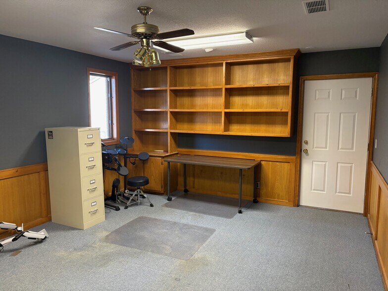 More Photos Of 11305 Hickman Mills Dr, Kansas City Office For Sale
