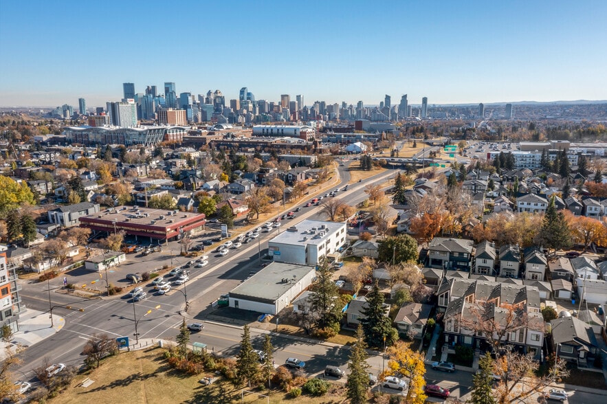 More Photos Of 1507 20 Av NW, Calgary Freestanding For Sale