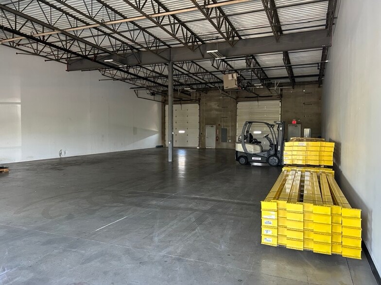 More Photos Of 720 N Heartland Dr, Sugar Grove Warehouse For Lease