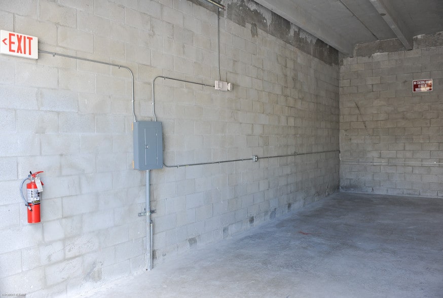 More Photos Of 9802 NW 80th Ave, Hialeah Warehouse For Lease