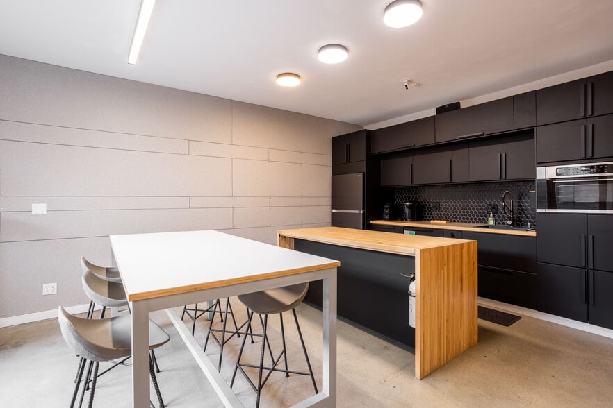 More Photos Of 12421 Venice Blvd, Los Angeles Loft Creative Space For Lease