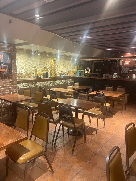 More Photos Of 418-420 E State St, Rockford Storefront For Sale