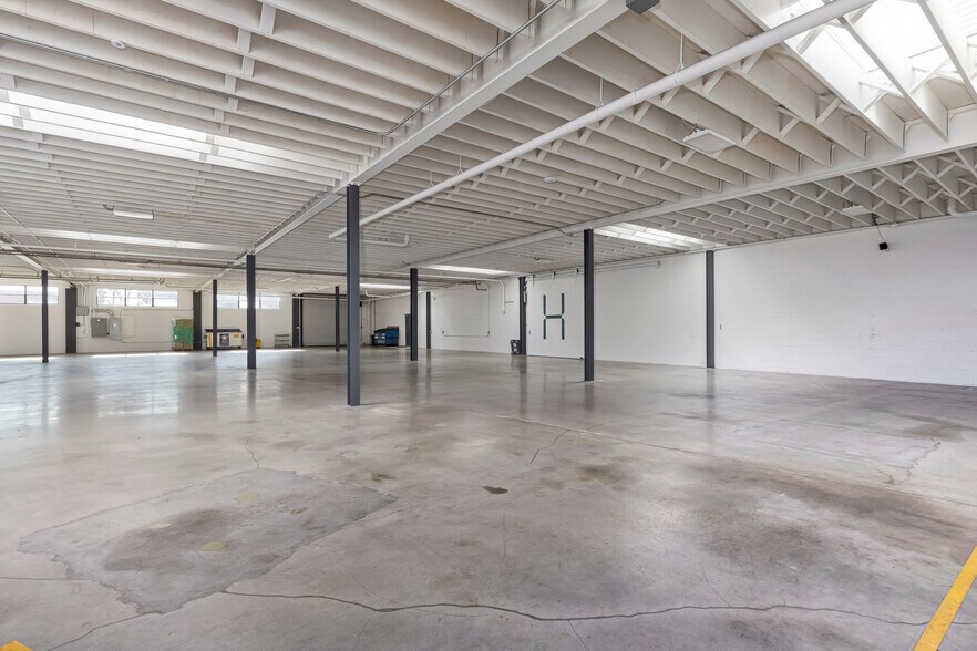 More Photos Of 956 W Hyde Park Blvd, Inglewood Manufacturing For Lease