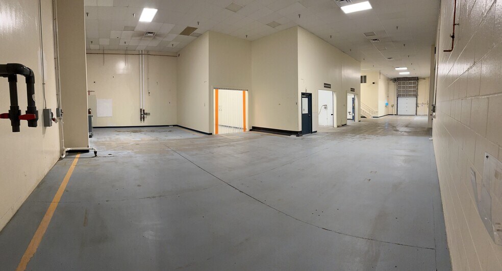 More Photos Of 2111 E 17th St, Des Moines Warehouse For Sale