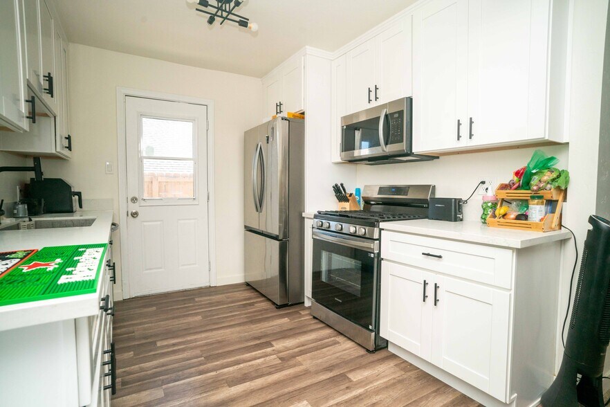 More Photos Of 1951 Hornblend St, San Diego Apartments For Sale