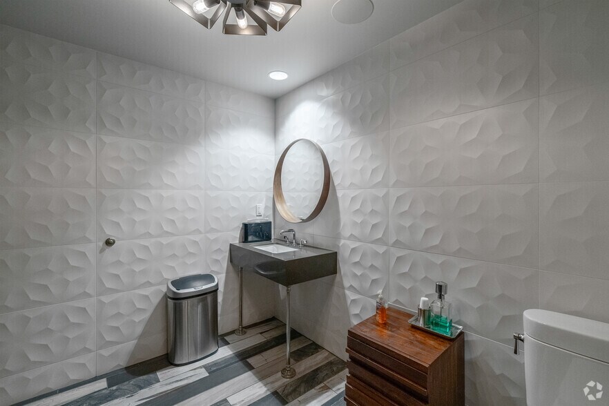 More Photos Of 800-808 SW Alder St, Portland Office For Sale