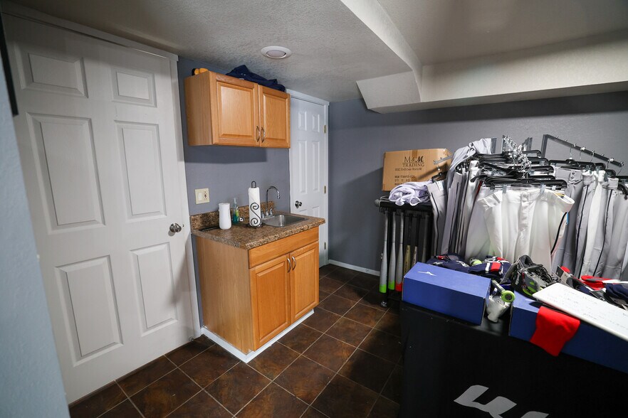 More Photos Of 415 Topeka Ave, Justin Industrial For Sale