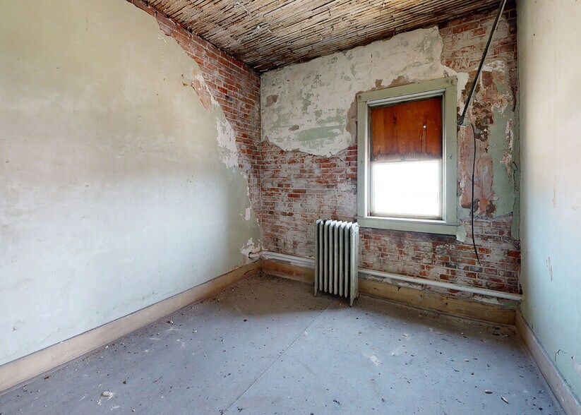 More Photos Of 335 SW Jackson St, Topeka Storefront Retail Office For Sale