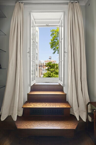 More Photos Of 26 Washington Sq N, New York Apartments For Sale