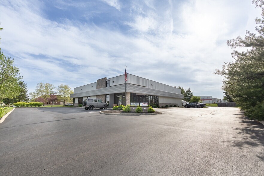 More Photos Of 3737-3757 Parkway Ln, Hilliard Showroom For Lease