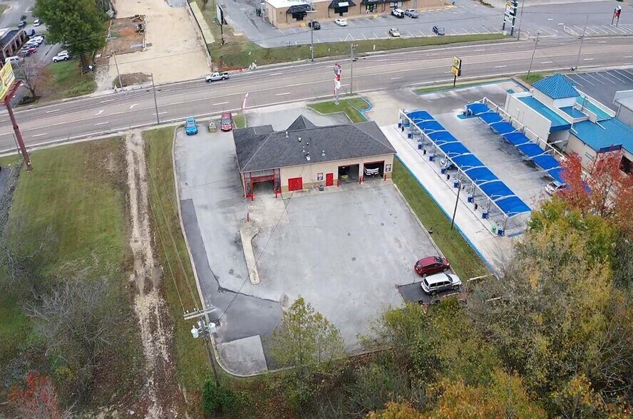 More Photos Of 1052 Mineral Wells Ave, Paris Auto Repair For Sale