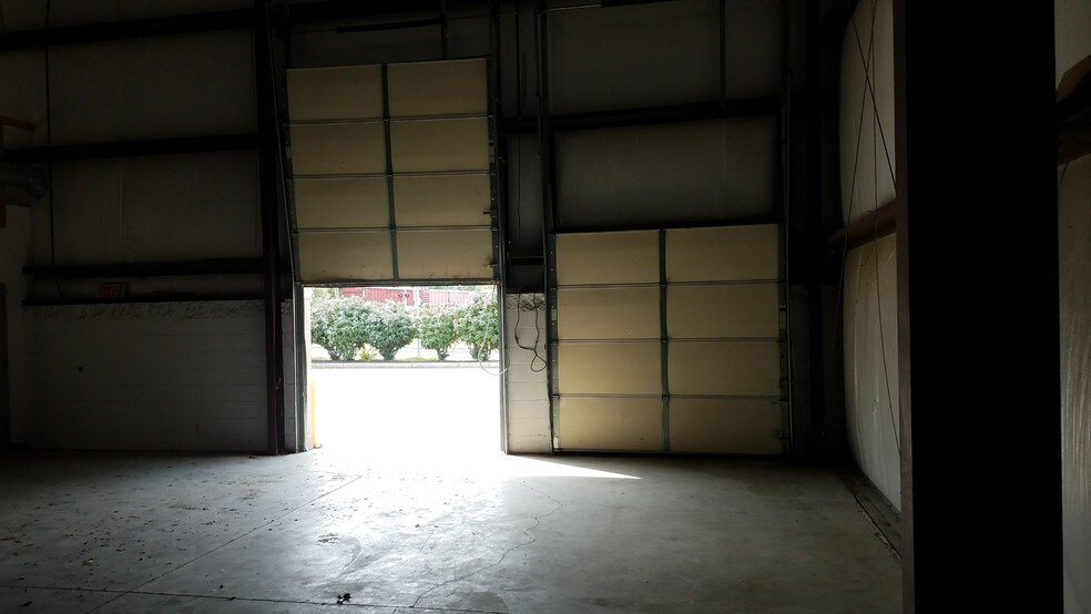 More Photos Of 10691 Kenwood Rd, Cincinnati Showroom For Lease