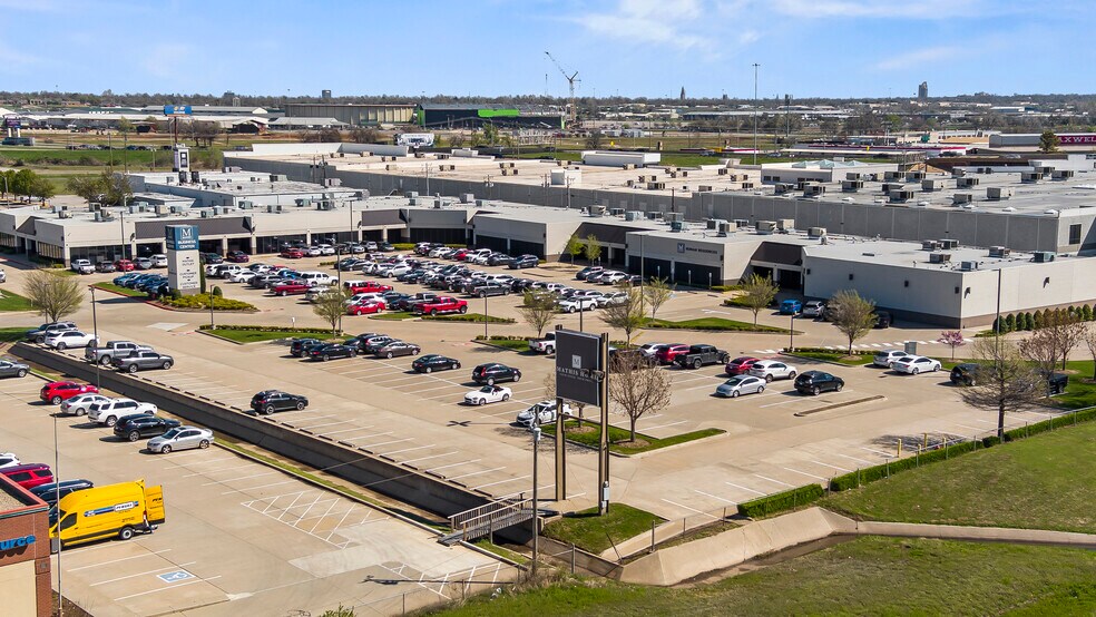 More Photos Of 200 S Quadrum Dr, Oklahoma City Light Manufacturing For Lease