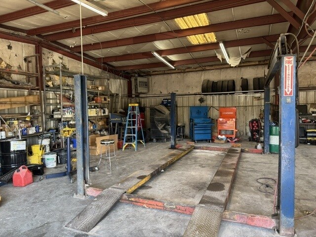 More Photos Of 1026 E Highland St, Shawnee Industrial For Sale