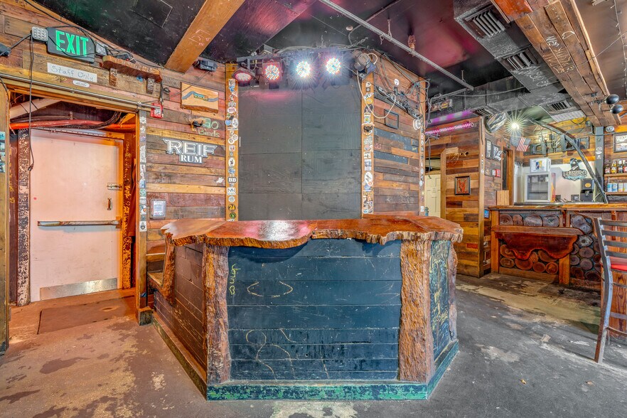 More Photos Of 135 Duval St, Key West Bar For Lease