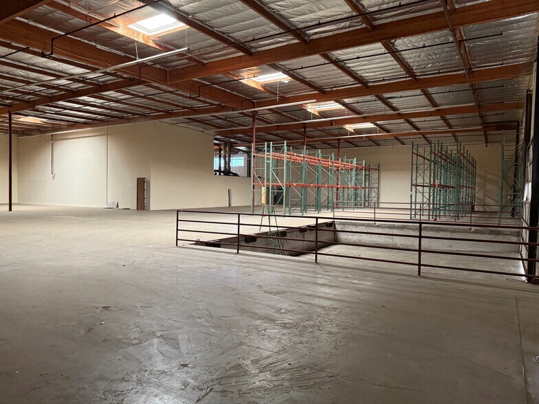 More Photos Of 950 S Wanamaker Ave, Ontario Showroom For Lease