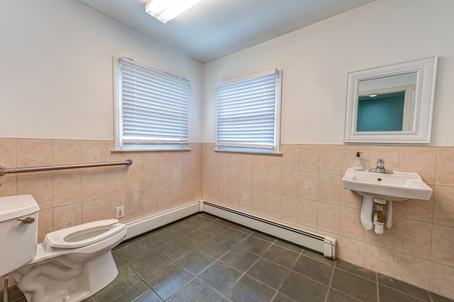 More Photos Of 3250 Sunrise Hwy, Islip Terrace Medical For Sale