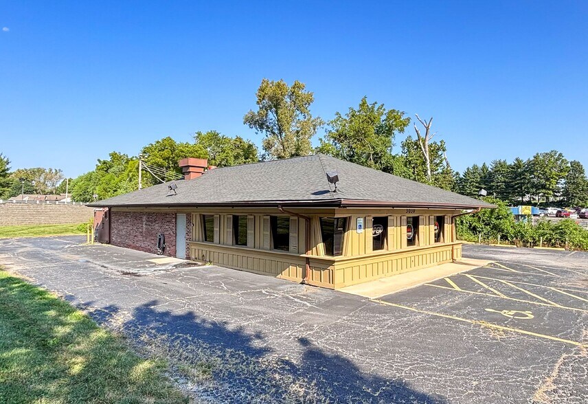 More Photos Of 3030 Godfrey Rd, Godfrey Restaurant For Lease