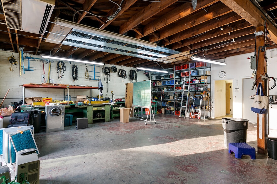 More Photos Of 1550 Victory Blvd, Glendale Office For Sale