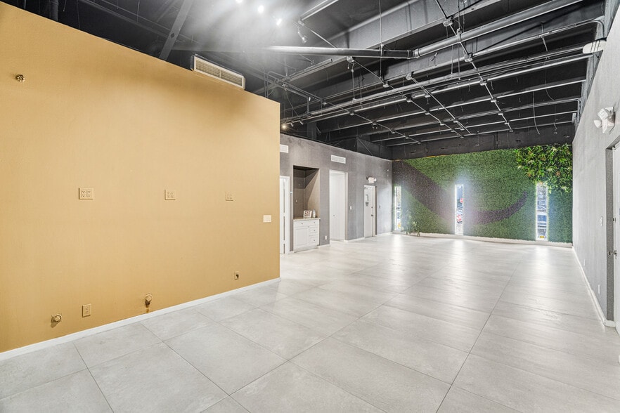 More Photos Of 2741 W 76th St, Hialeah Warehouse For Lease