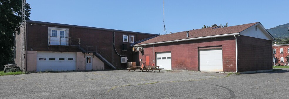 More Photos Of 185 Columbia St, Adams Flex For Lease