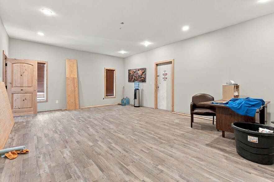 More Photos Of 1801 13th St, Levelland Light Distribution For Sale