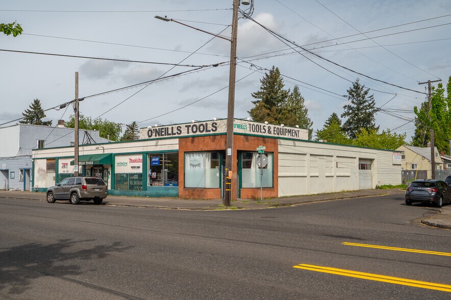 More Photos Of 7131-7145 NE Glisan St, Portland Showroom For Lease