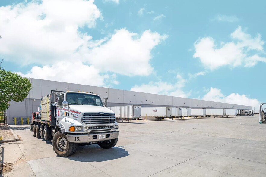 More Photos Of 12120 Esther Lama Dr, El Paso Warehouse For Lease