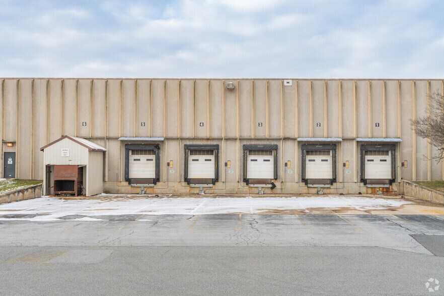 More Photos Of 1062 MacArthur Rd, Reading Warehouse For Lease