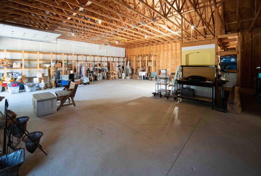 More Photos Of 3375 Blackmore Rd, Perry Light Manufacturing For Sale