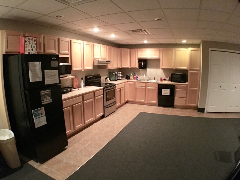 More Photos Of 2146 E Pythian St, Springfield Warehouse For Sale