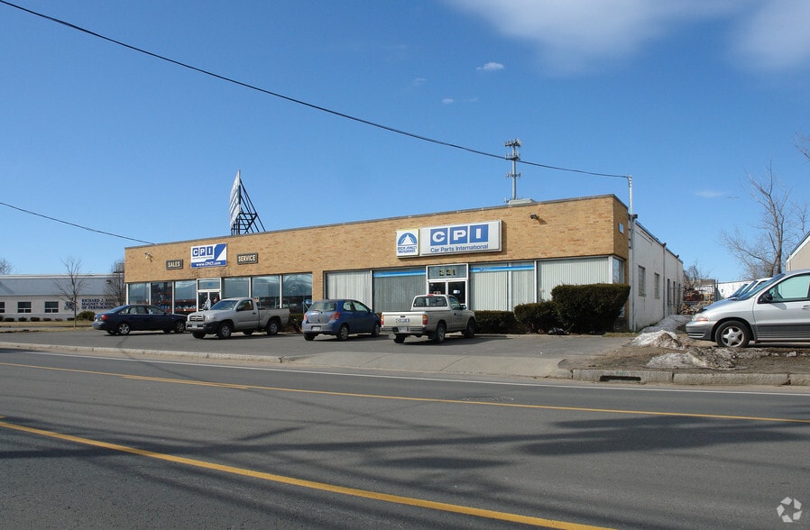 More Photos Of 221-225 Locust St, Hartford Showroom For Lease